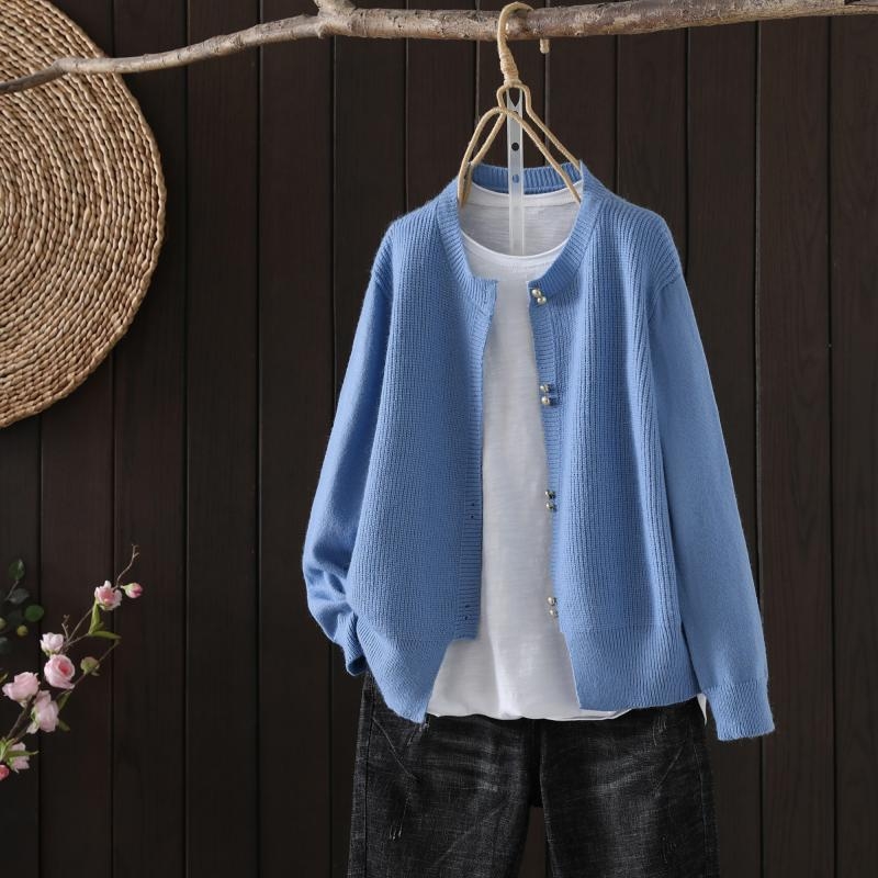 Кардиган от вискоза, литературно ретро стил, кръгло деколте, копчета, модел от едно парче.