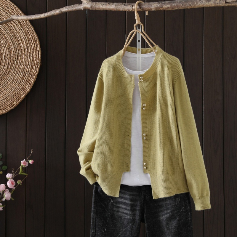 Кардиган от вискоза, литературно ретро стил, кръгло деколте, копчета, модел от едно парче.