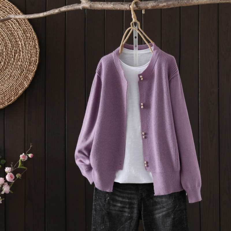 Кардиган от вискоза, литературно ретро стил, кръгло деколте, копчета, модел от едно парче.