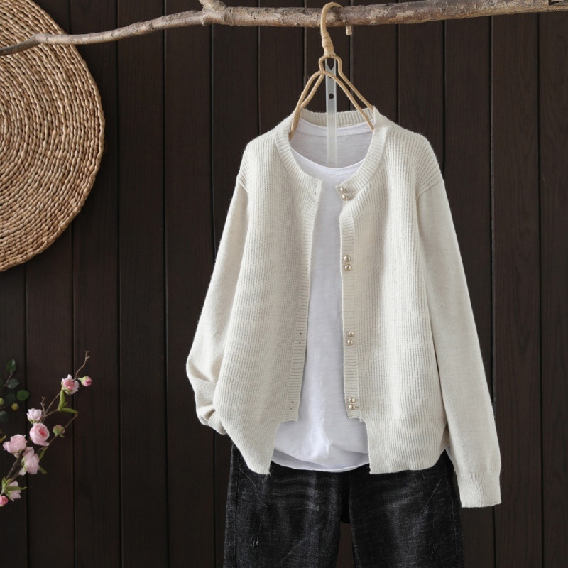 Кардиган от вискоза, литературно ретро стил, кръгло деколте, копчета, модел от едно парче.