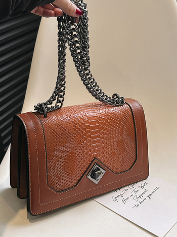 Crossbody taška – červený hadí vzor, PU materiál, vodorovný štvorcový tvar, otvorenie s krytom, vnútorný priestor so zipsovým vreckom