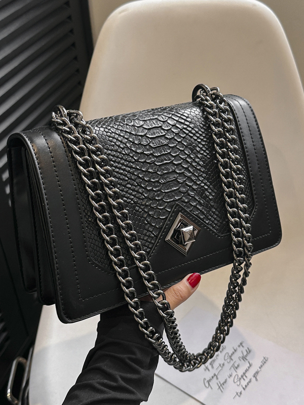 Crossbody taška – červený hadí vzor, PU materiál, vodorovný štvorcový tvar, otvorenie s krytom, vnútorný priestor so zipsovým vreckom