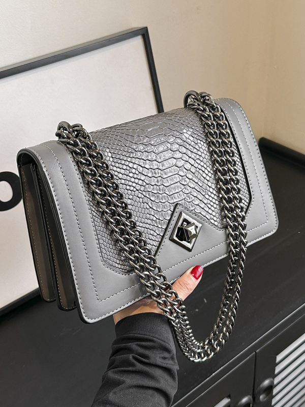 Crossbody taška – červený hadí vzor, PU materiál, vodorovný štvorcový tvar, otvorenie s krytom, vnútorný priestor so zipsovým vreckom