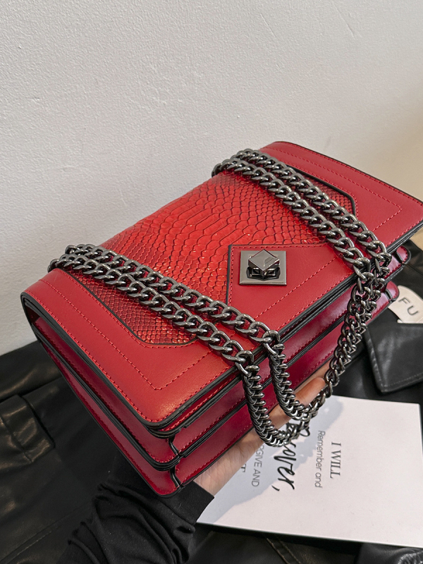 Crossbody taška – červený hadí vzor, PU materiál, vodorovný štvorcový tvar, otvorenie s krytom, vnútorný priestor so zipsovým vreckom