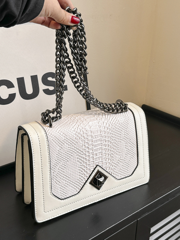 Crossbody taška – červený hadí vzor, PU materiál, vodorovný štvorcový tvar, otvorenie s krytom, vnútorný priestor so zipsovým vreckom
