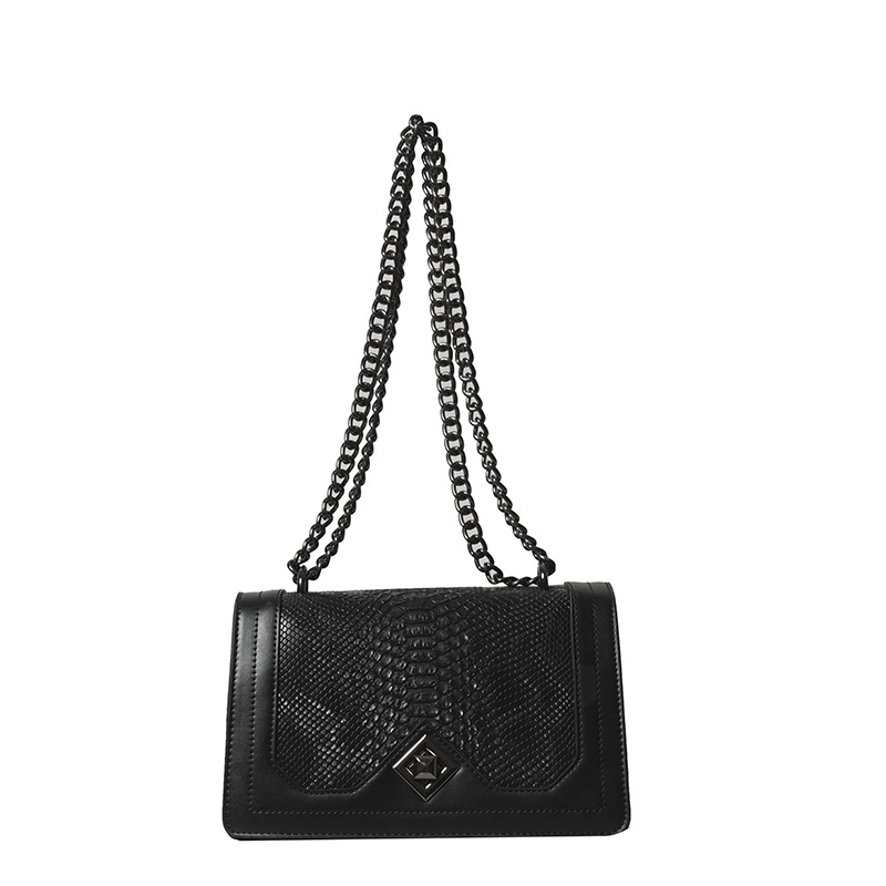 Crossbody taška – červený hadí vzor, PU materiál, vodorovný štvorcový tvar, otvorenie s krytom, vnútorný priestor so zipsovým vreckom