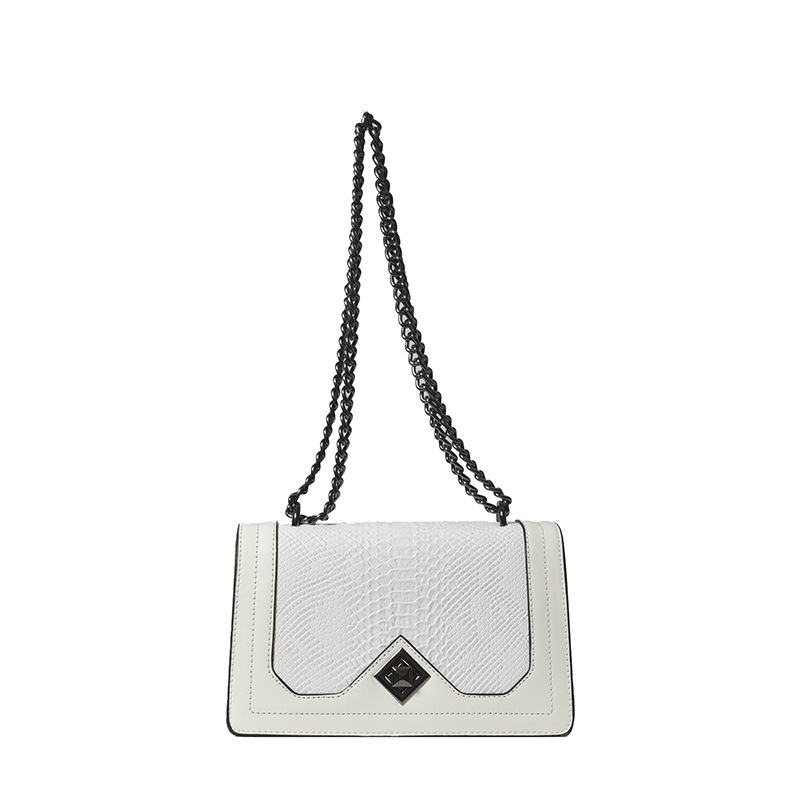 Crossbody taška – červený hadí vzor, PU materiál, vodorovný štvorcový tvar, otvorenie s krytom, vnútorný priestor so zipsovým vreckom
