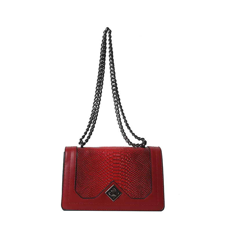 Crossbody taška – červený hadí vzor, PU materiál, vodorovný štvorcový tvar, otvorenie s krytom, vnútorný priestor so zipsovým vreckom