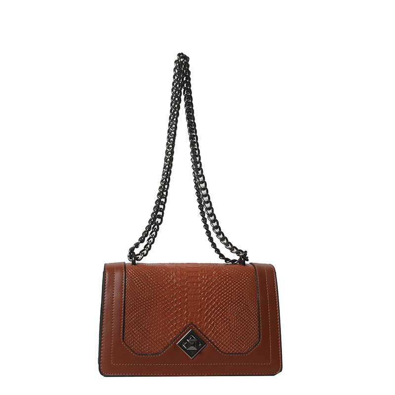 Crossbody taška – červený hadí vzor, PU materiál, vodorovný štvorcový tvar, otvorenie s krytom, vnútorný priestor so zipsovým vreckom