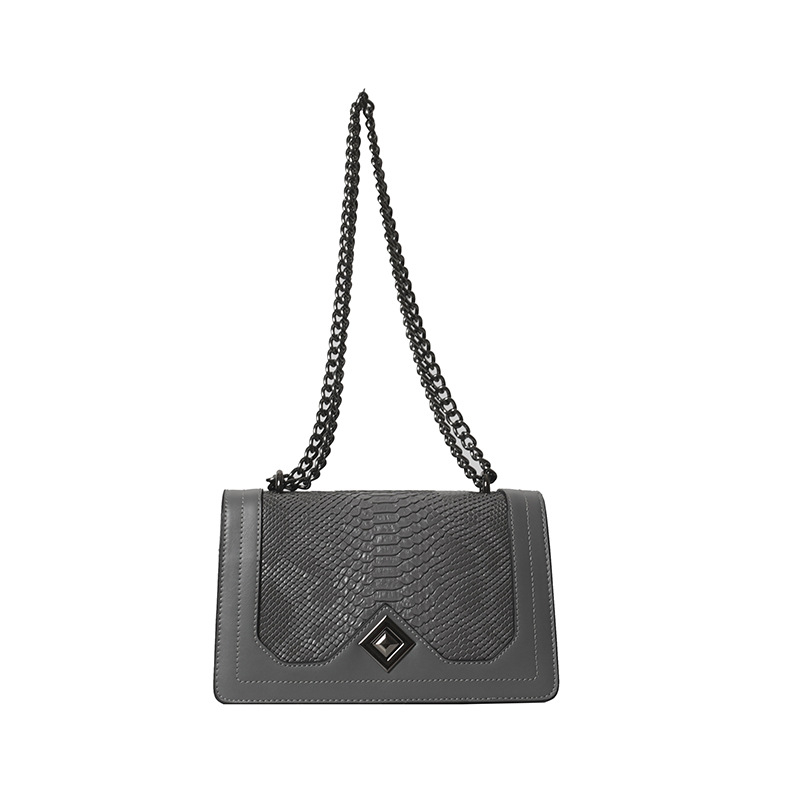 Crossbody taška – červený hadí vzor, PU materiál, vodorovný štvorcový tvar, otvorenie s krytom, vnútorný priestor so zipsovým vreckom