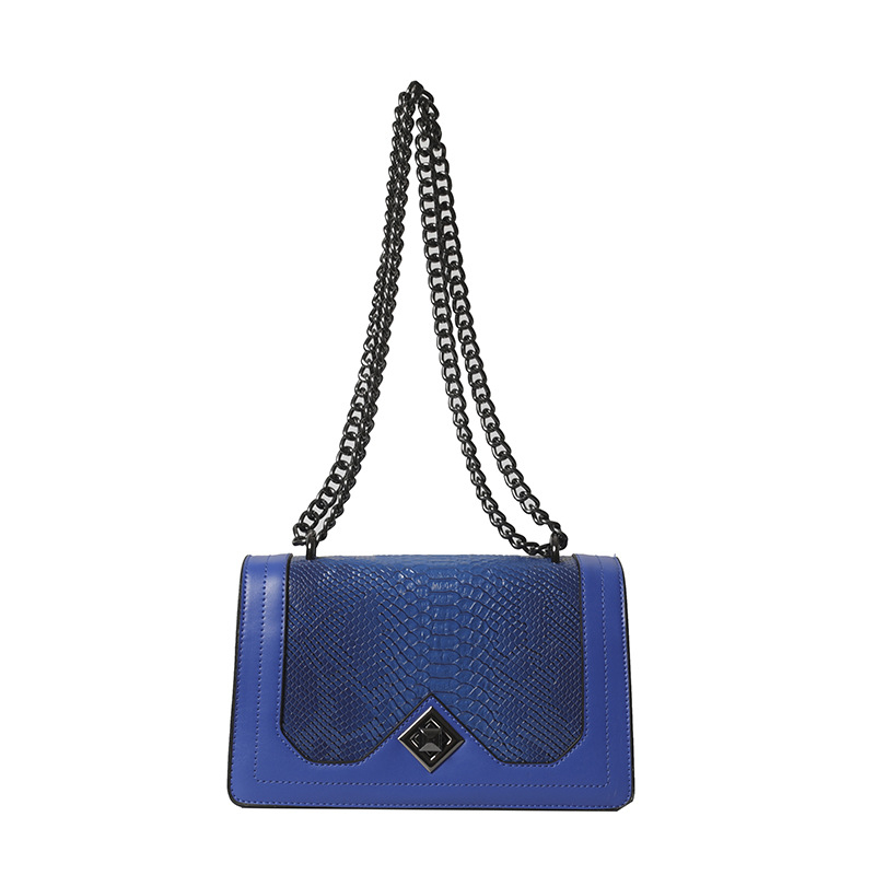 Crossbody taška – červený hadí vzor, PU materiál, vodorovný štvorcový tvar, otvorenie s krytom, vnútorný priestor so zipsovým vreckom