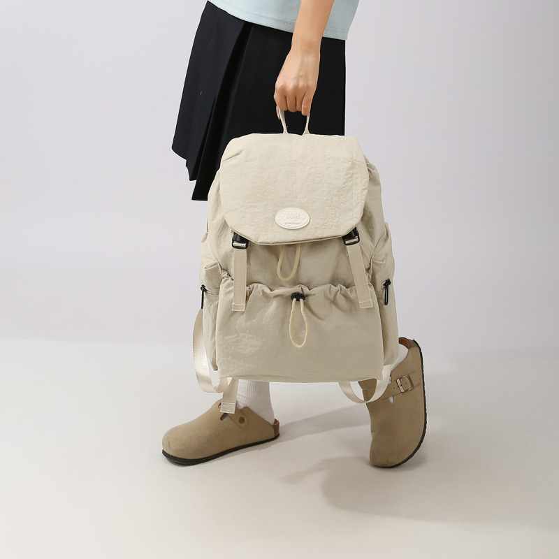 Unisex nylonový batoh na voľnočasové cestovanie, kompatibilný s 12-palcovým notebookom, kapacita pod 20 l, zakrivené ramenné popruhy