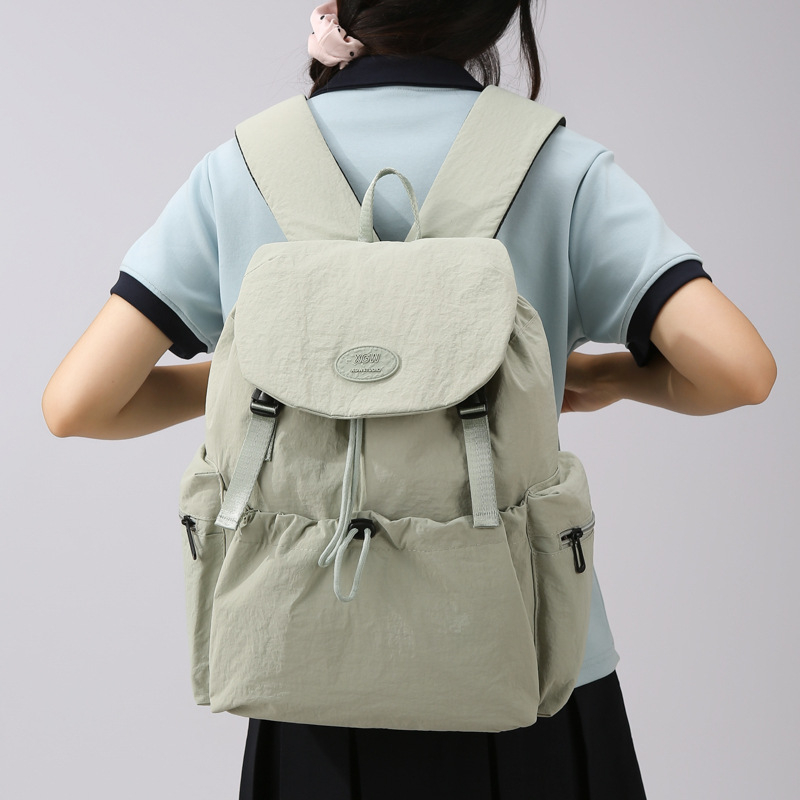 Unisex nylonový batoh na voľnočasové cestovanie, kompatibilný s 12-palcovým notebookom, kapacita pod 20 l, zakrivené ramenné popruhy