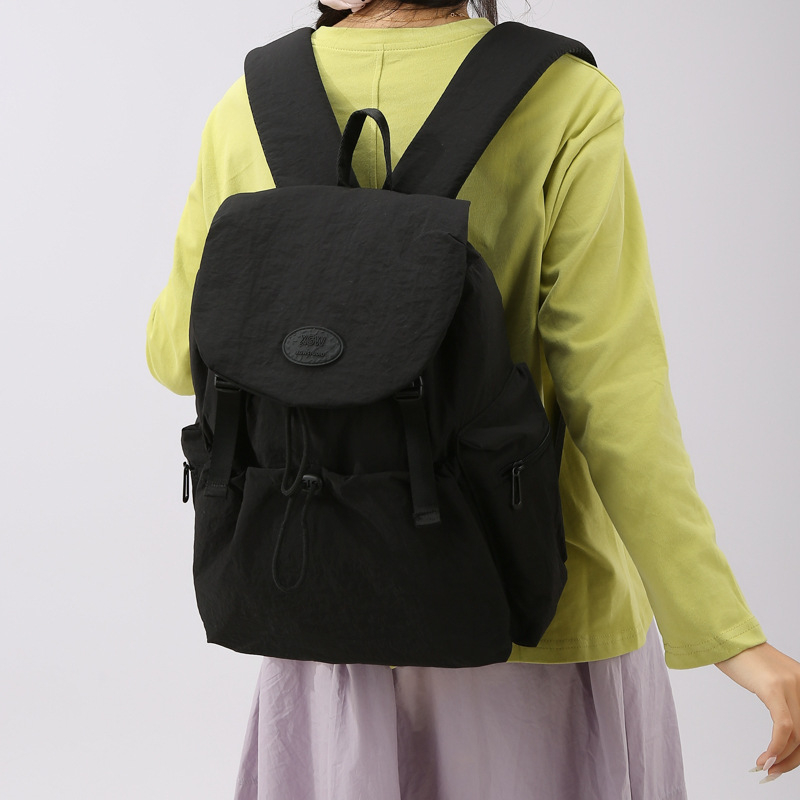 Unisex nylonový batoh na voľnočasové cestovanie, kompatibilný s 12-palcovým notebookom, kapacita pod 20 l, zakrivené ramenné popruhy