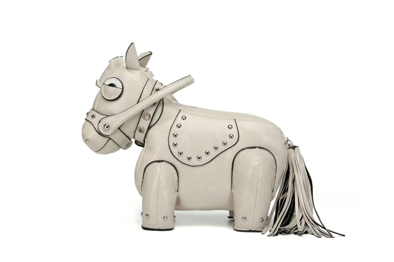PU anyagú póni formájú keresztpántos táska — cipzár, poliészter bélés, tavasz 2025
