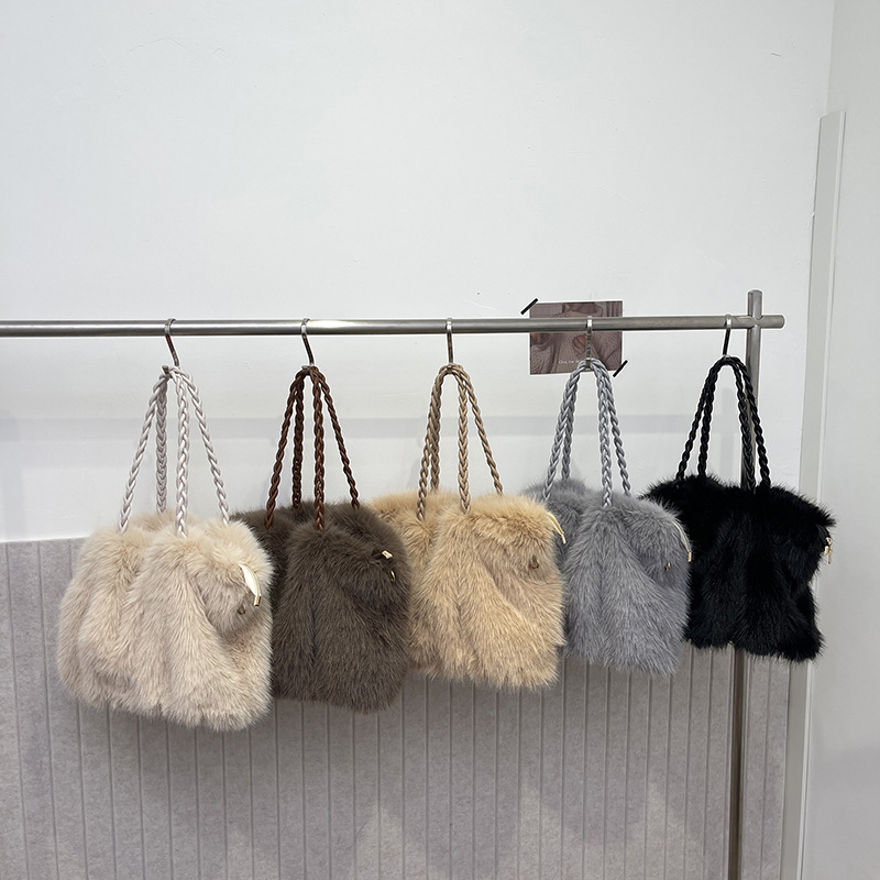 Taška Tote v street fashion štýle, plyšový materiál, zapínanie na zips, horizontálne štvorcový tvar, polyesterová podšívka