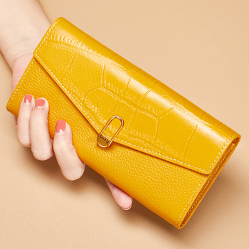 Dlhá dámska peňaženka z pravej hovädzej kože s prackou a viacerými priehradkami na karty | Materiál: Pravá koža; Prvý vrstva hovädzej kože; Podšívka: Polyester; Licencovaná súkromná značka; Uvedenie: leto 2024