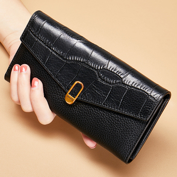 Dlhá dámska peňaženka z pravej hovädzej kože s prackou a viacerými priehradkami na karty | Materiál: Pravá koža; Prvý vrstva hovädzej kože; Podšívka: Polyester; Licencovaná súkromná značka; Uvedenie: leto 2024