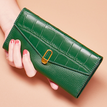 Dlhá dámska peňaženka z pravej hovädzej kože s prackou a viacerými priehradkami na karty | Materiál: Pravá koža; Prvý vrstva hovädzej kože; Podšívka: Polyester; Licencovaná súkromná značka; Uvedenie: leto 2024