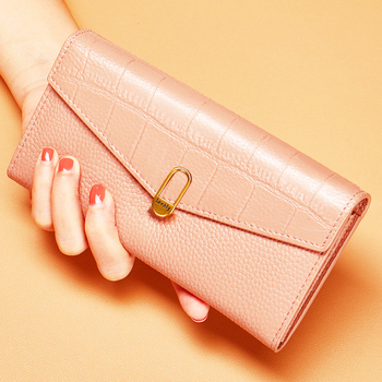 Dlhá dámska peňaženka z pravej hovädzej kože s prackou a viacerými priehradkami na karty | Materiál: Pravá koža; Prvý vrstva hovädzej kože; Podšívka: Polyester; Licencovaná súkromná značka; Uvedenie: leto 2024