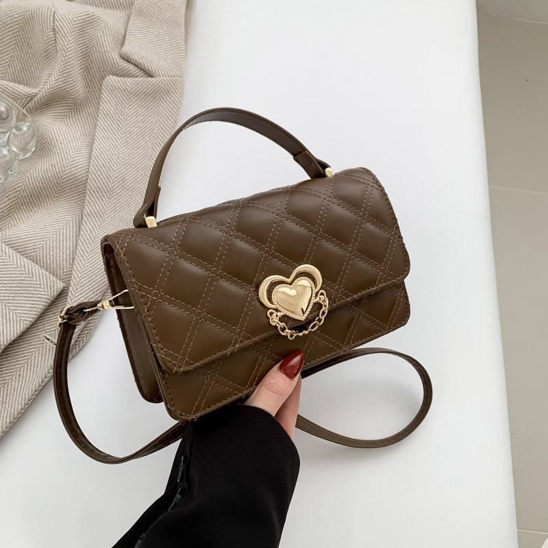 PU rankinė su diamantiniu siuvinėjimu, urbanistinio minimalistinio stiliaus, horizontalaus kvadrato forma, magnetinis užsegimas, vidinė kišenė telefonui