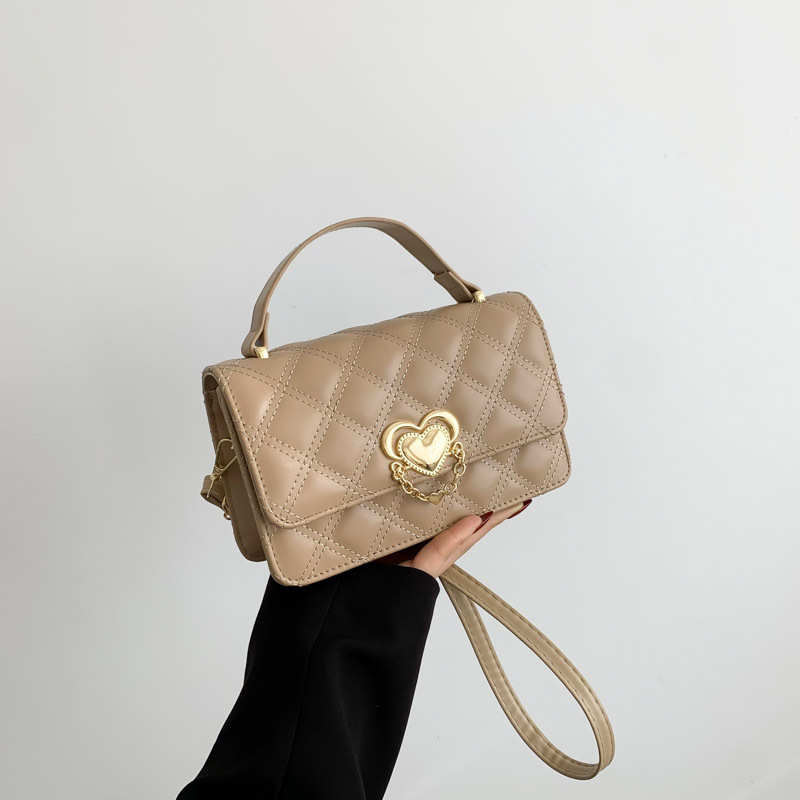 PU rankinė su diamantiniu siuvinėjimu, urbanistinio minimalistinio stiliaus, horizontalaus kvadrato forma, magnetinis užsegimas, vidinė kišenė telefonui