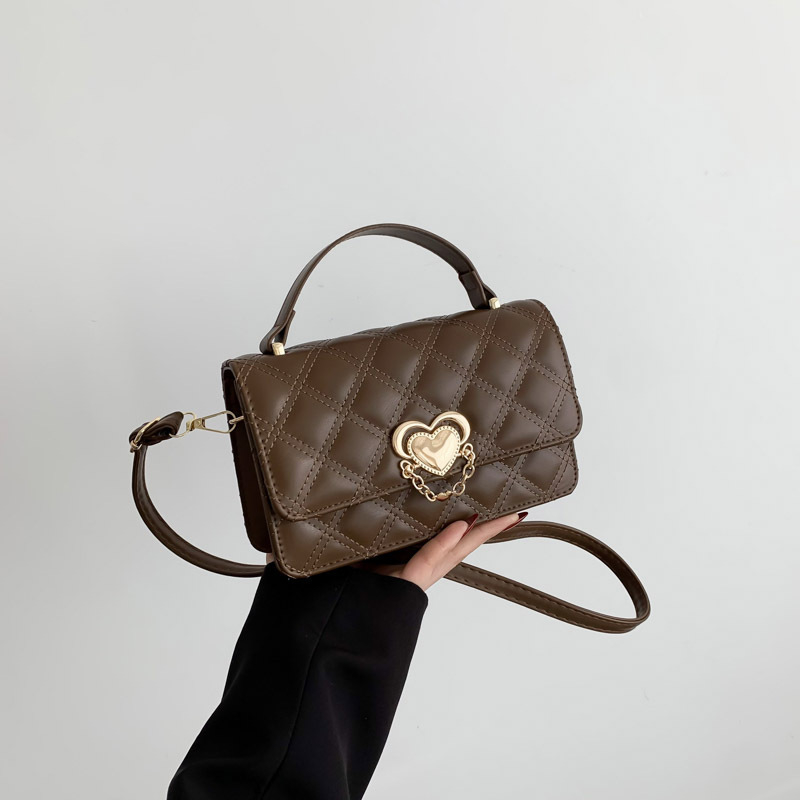 PU rankinė su diamantiniu siuvinėjimu, urbanistinio minimalistinio stiliaus, horizontalaus kvadrato forma, magnetinis užsegimas, vidinė kišenė telefonui