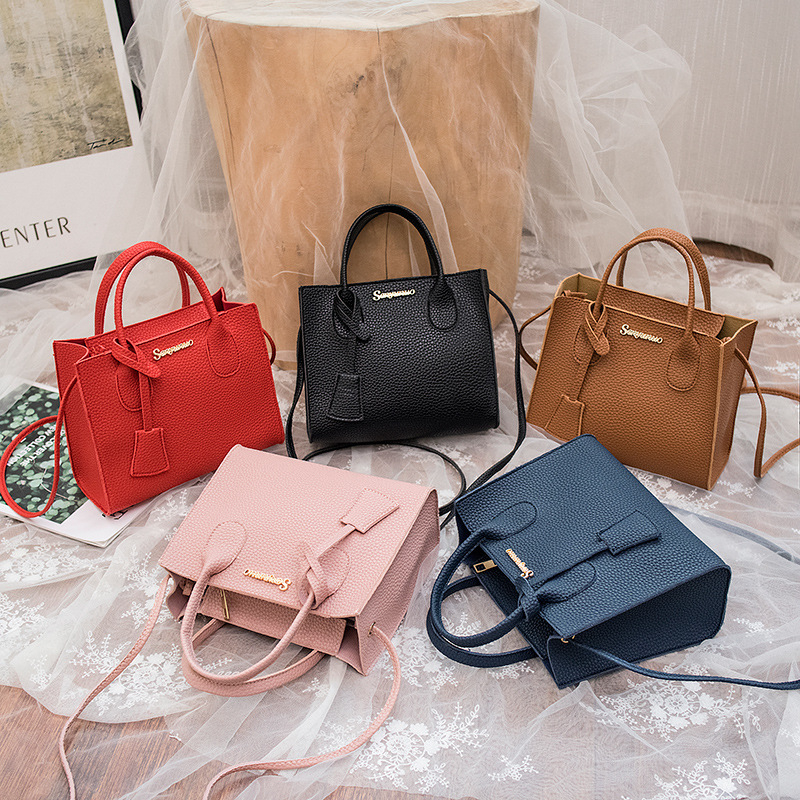 Moteriška rankinė Platinum Bag, PU medžiaga, vertikalios kvadratinės formos, užtrauktukas atidarymas, vidinės kišenės telefonui ir asmens tapatybės kortelei