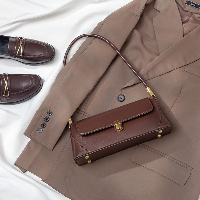 PU чанта за рамо, хоризонтална квадратна форма, капак за затваряне, вътрешен джоб с цип, мека конструкция, една презрамка, урбан стил за ежедневна употреба