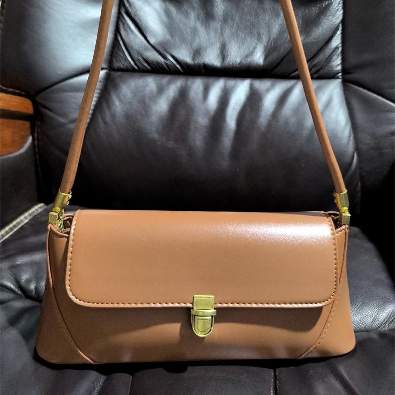 PU чанта за рамо, хоризонтална квадратна форма, капак за затваряне, вътрешен джоб с цип, мека конструкция, една презрамка, урбан стил за ежедневна употреба