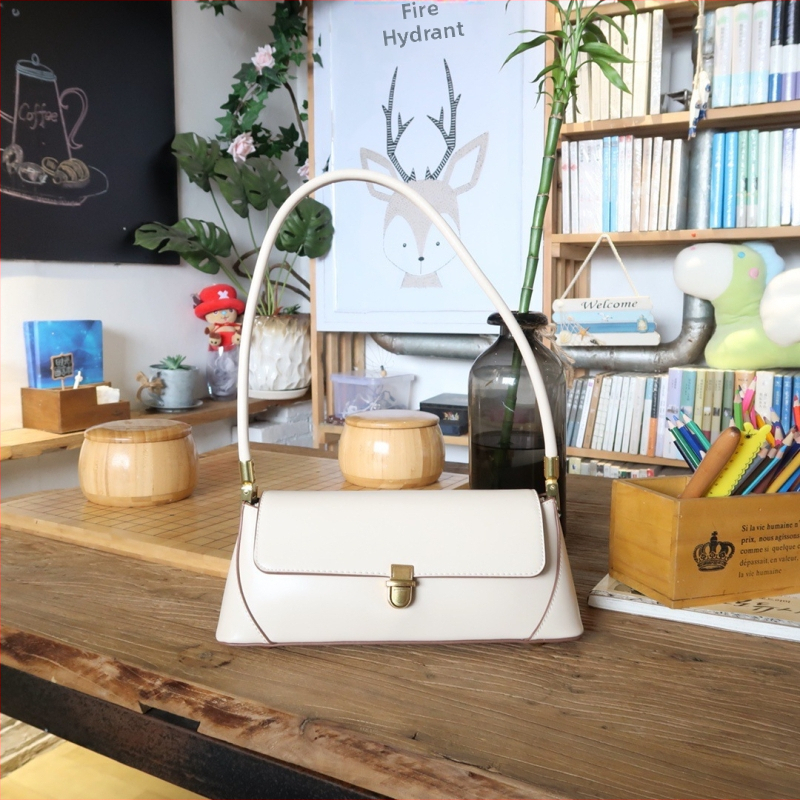 PU чанта за рамо, хоризонтална квадратна форма, капак за затваряне, вътрешен джоб с цип, мека конструкция, една презрамка, урбан стил за ежедневна употреба