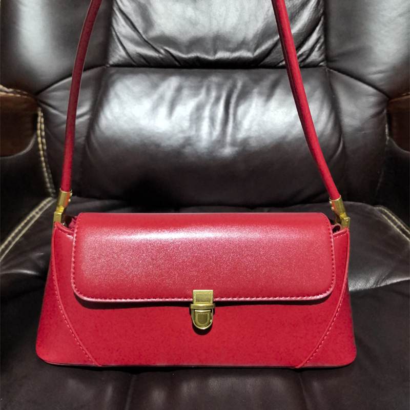 PU чанта за рамо, хоризонтална квадратна форма, капак за затваряне, вътрешен джоб с цип, мека конструкция, една презрамка, урбан стил за ежедневна употреба