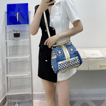 Τσάντα γυναικεία από τζιν με φούντα, κυλινδρικού σχήματος, φερμουάρ, βαμβακερή επένδυση