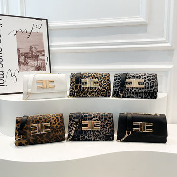 Μικρή τσάντα με αλυσίδα PU — οριζόντια τετράγωνη μορφή, κλείσιμο με καπάκι, επένδυση από συνθετικό δέρμα, θήκη για κινητό, μία μακριά λουρί