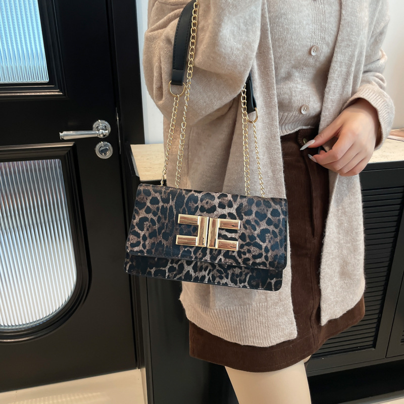 PU малка чантичка с верижка — хоризонтална квадратна форма, затваряне с капак, подплата от синтетична кожа, джоб за мобилен телефон, една презрамка