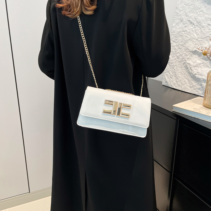 PU малка чантичка с верижка — хоризонтална квадратна форма, затваряне с капак, подплата от синтетична кожа, джоб за мобилен телефон, една презрамка