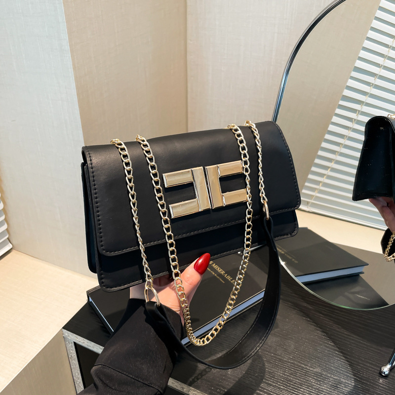 PU малка чантичка с верижка — хоризонтална квадратна форма, затваряне с капак, подплата от синтетична кожа, джоб за мобилен телефон, една презрамка