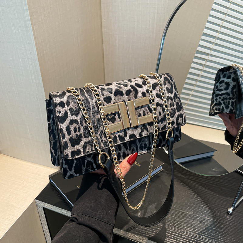 PU малка чантичка с верижка — хоризонтална квадратна форма, затваряне с капак, подплата от синтетична кожа, джоб за мобилен телефон, една презрамка