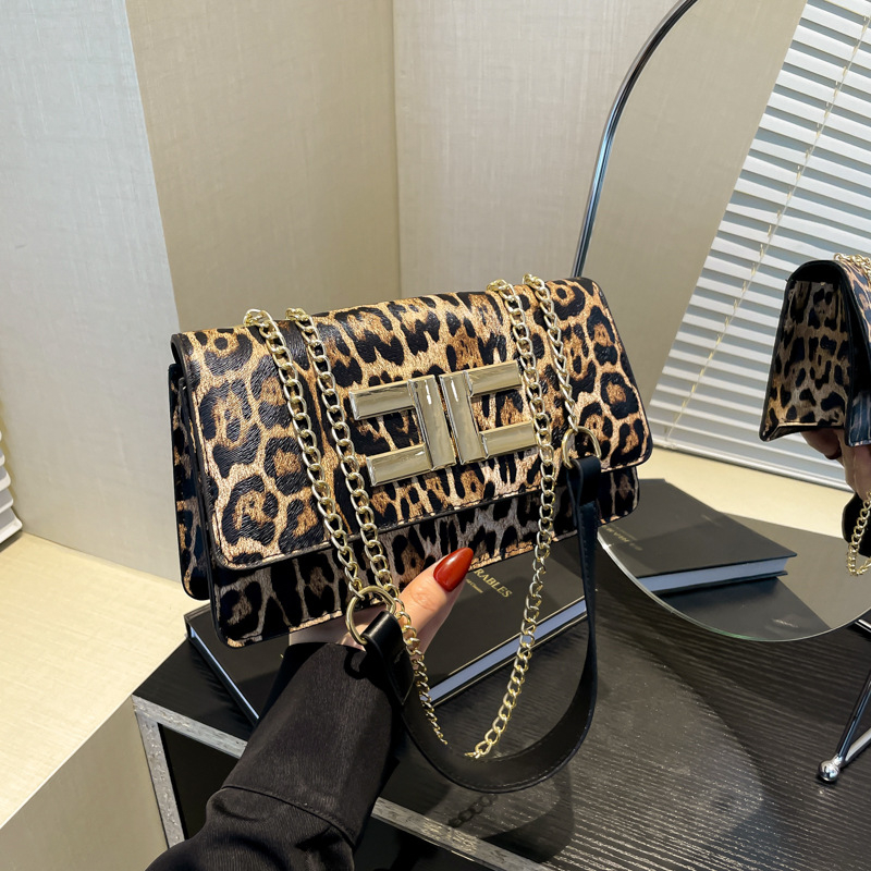 PU малка чантичка с верижка — хоризонтална квадратна форма, затваряне с капак, подплата от синтетична кожа, джоб за мобилен телефон, една презрамка