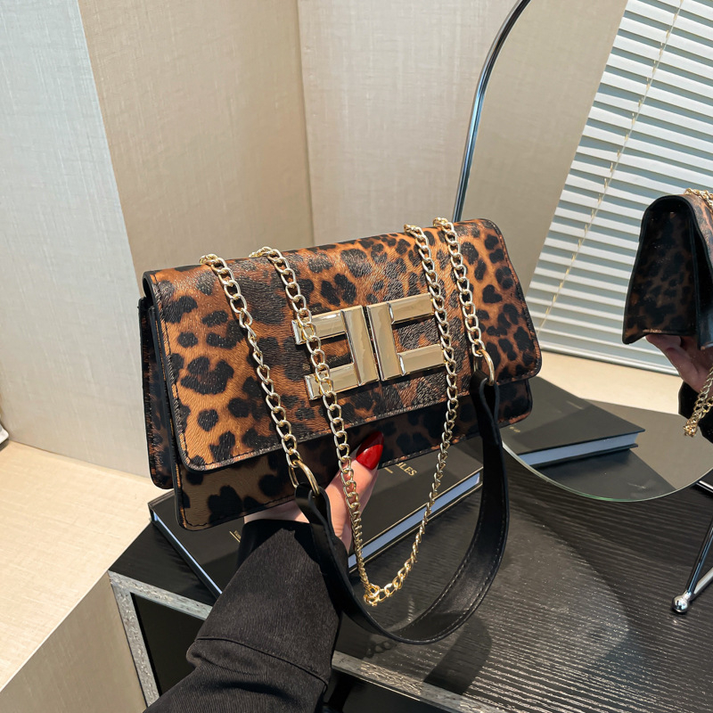 PU малка чантичка с верижка — хоризонтална квадратна форма, затваряне с капак, подплата от синтетична кожа, джоб за мобилен телефон, една презрамка