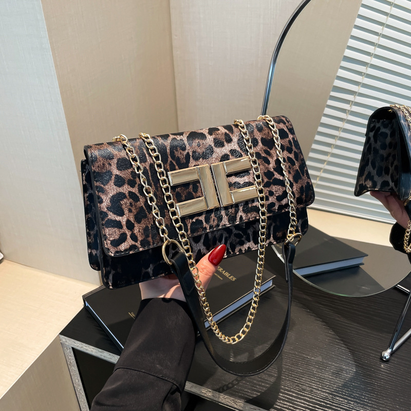 PU малка чантичка с верижка — хоризонтална квадратна форма, затваряне с капак, подплата от синтетична кожа, джоб за мобилен телефон, една презрамка