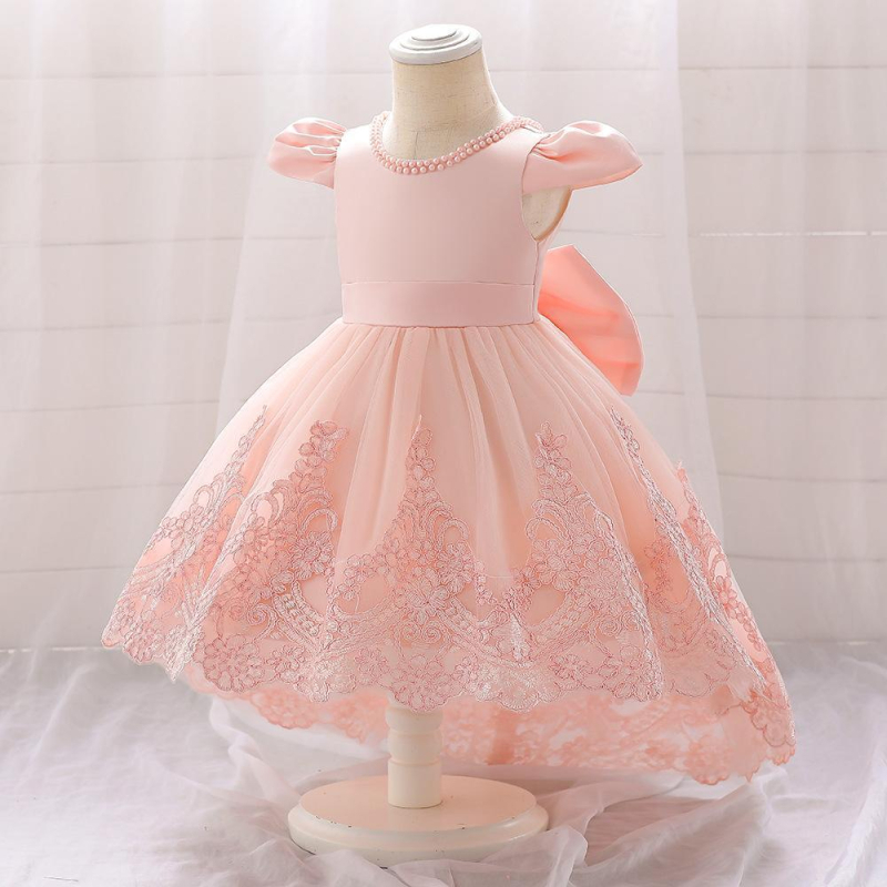 Dievčenské šaty v štýle princeznej so tylovou vlečkou na scénu (Hlavný materiál: polyester 65%, Podšívka: bavlna 35%, Materiál: bavlnený zmes, Vek: 3–8 rokov)