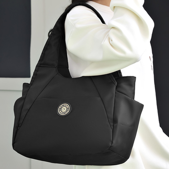 Nylonová tote taška, horizontálny štvorcový tvar, zapínanie na zips, vnútorné vrecká (zipsové vrecko, vrecko na telefón, vrecko na ID), dvojité popruhy