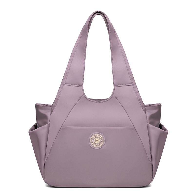 Nylonová tote taška, horizontálny štvorcový tvar, zapínanie na zips, vnútorné vrecká (zipsové vrecko, vrecko na telefón, vrecko na ID), dvojité popruhy