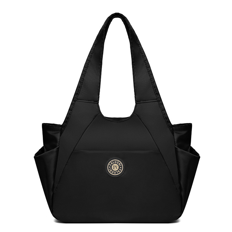 Nylonová tote taška, horizontálny štvorcový tvar, zapínanie na zips, vnútorné vrecká (zipsové vrecko, vrecko na telefón, vrecko na ID), dvojité popruhy