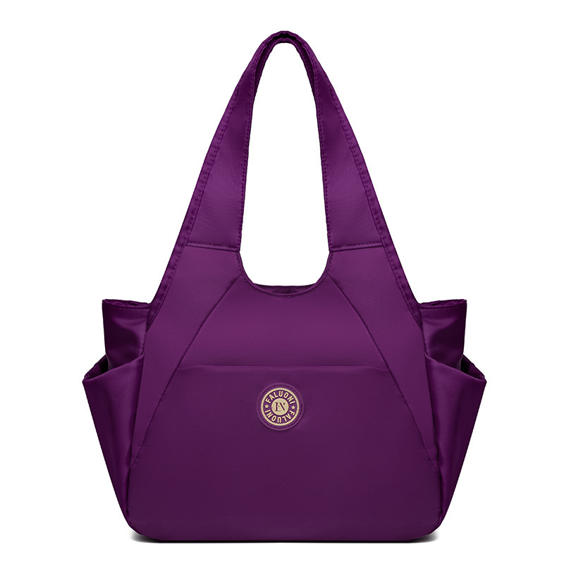 Nylonová tote taška, horizontálny štvorcový tvar, zapínanie na zips, vnútorné vrecká (zipsové vrecko, vrecko na telefón, vrecko na ID), dvojité popruhy