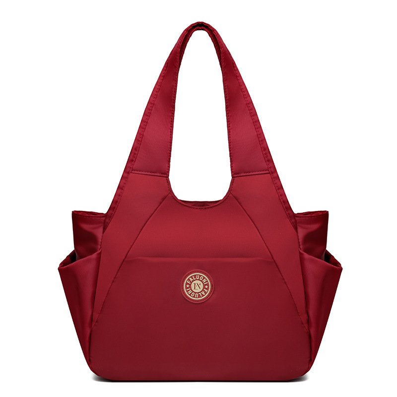 Nylonová tote taška, horizontálny štvorcový tvar, zapínanie na zips, vnútorné vrecká (zipsové vrecko, vrecko na telefón, vrecko na ID), dvojité popruhy