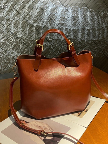 Bucket torba s jednim naramenjem – vrhunska teleća koža, zatvaranje na zip, unutarnji džepovi za telefon i skriveni džep sa zipom, poliester podstava, gradski minimalistički stil