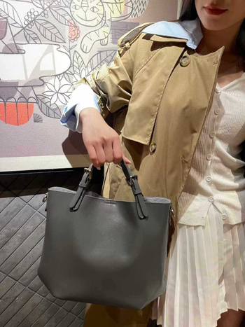 Bucket torba s jednim naramenjem – vrhunska teleća koža, zatvaranje na zip, unutarnji džepovi za telefon i skriveni džep sa zipom, poliester podstava, gradski minimalistički stil