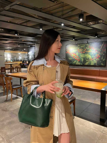 Bucket torba s jednim naramenjem – vrhunska teleća koža, zatvaranje na zip, unutarnji džepovi za telefon i skriveni džep sa zipom, poliester podstava, gradski minimalistički stil